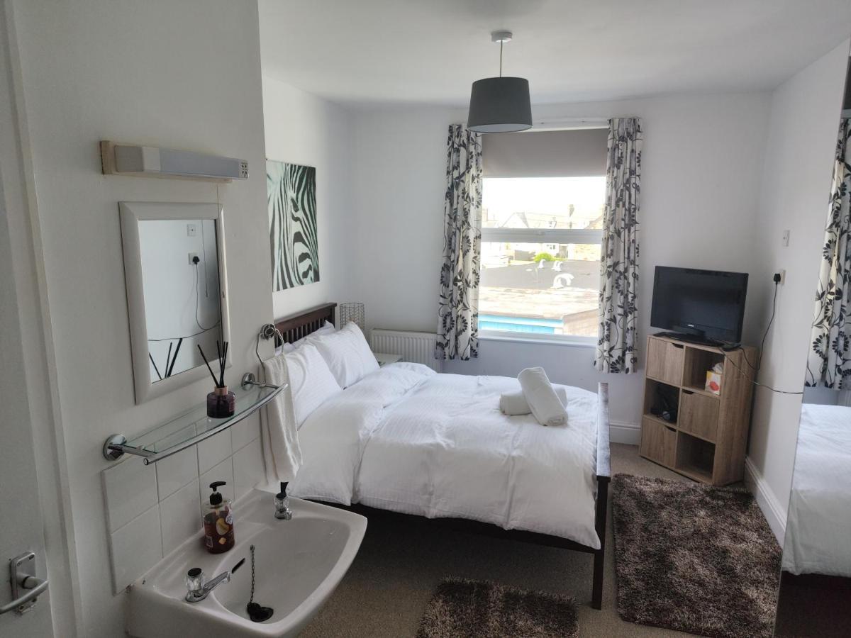 Styles & White Stays - Central Newquay นิวคีย์ ภายนอก รูปภาพ
